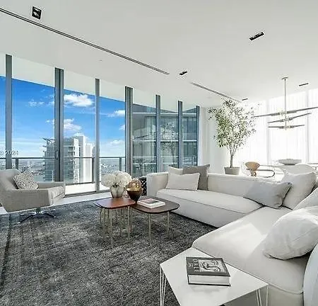 Ferienwohnung Stunning Upper Penthouse With Private Rooftop Pool